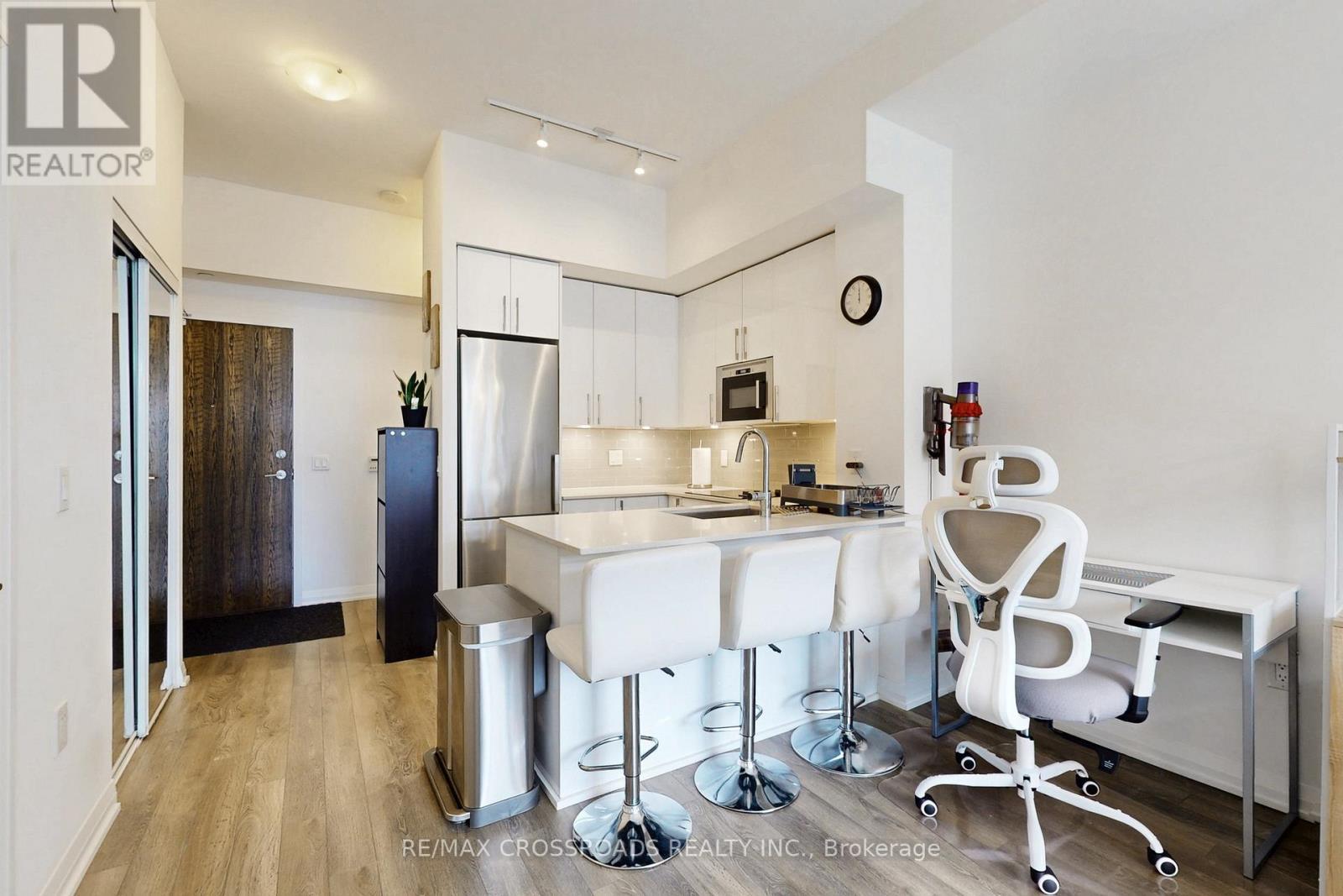 823 - 99 Eagle Rock Way, Vaughan, ON - Indoor Photo Showing Kitchen