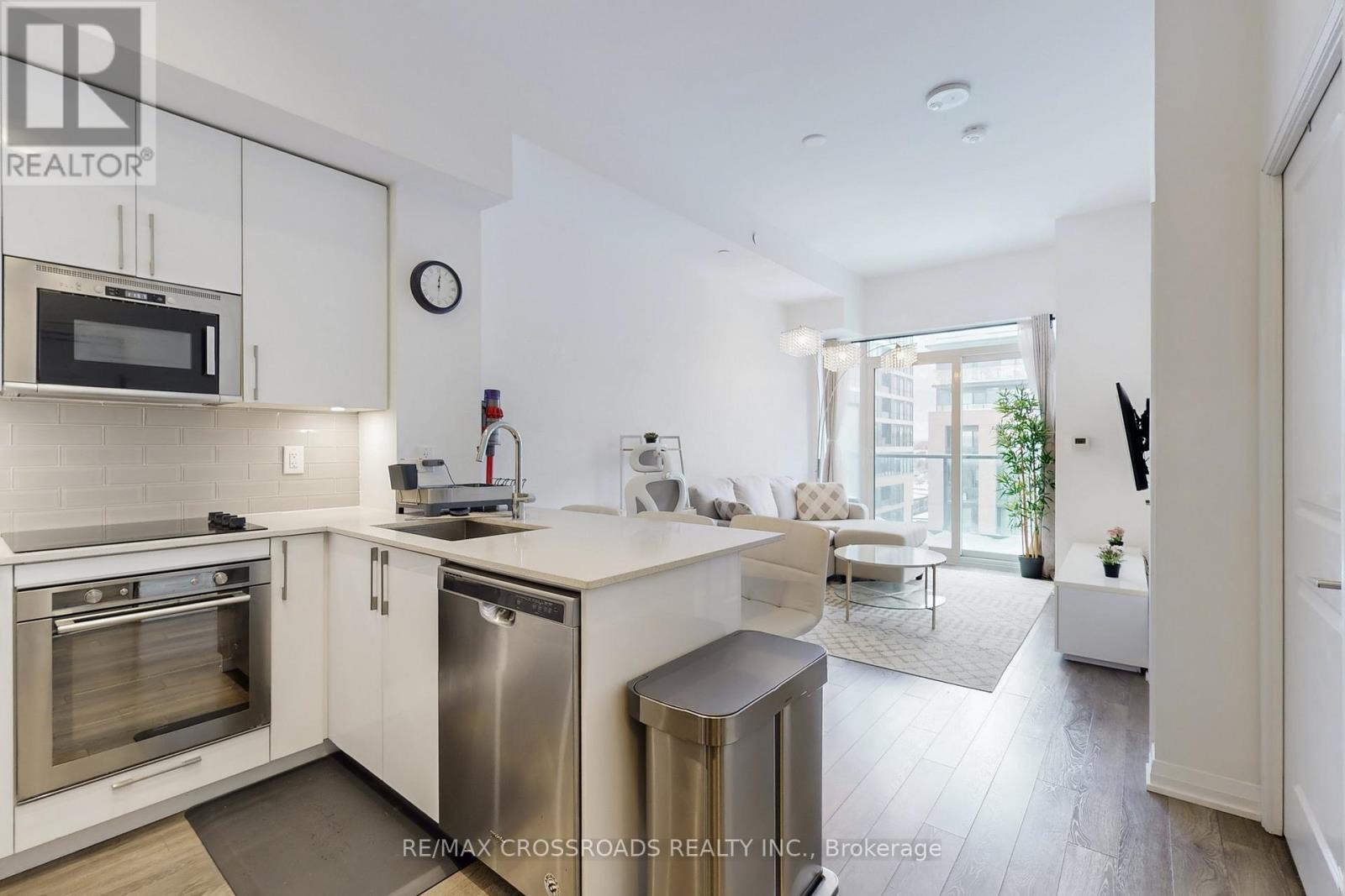823 - 99 Eagle Rock Way, Vaughan, ON - Indoor Photo Showing Kitchen With Stainless Steel Kitchen With Upgraded Kitchen
