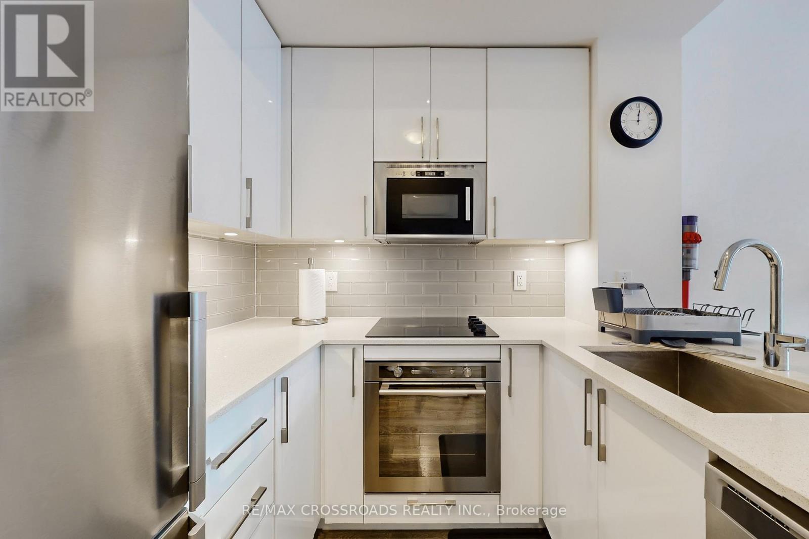 823 - 99 Eagle Rock Way, Vaughan, ON - Indoor Photo Showing Kitchen With Stainless Steel Kitchen With Upgraded Kitchen