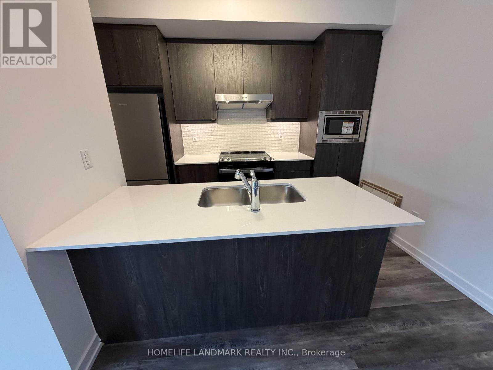 218 - 3 Bancroft Lane, Richmond Hill, ON - Indoor Photo Showing Kitchen With Double Sink With Upgraded Kitchen