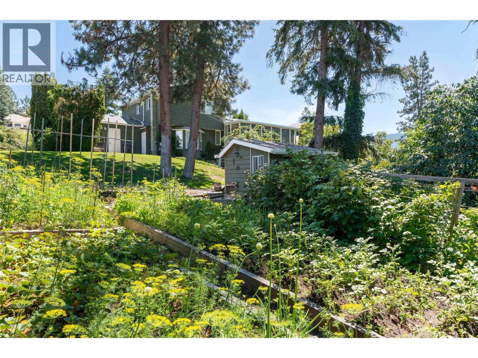 3942 Suncrest Court, Kelowna, BC - Outdoor