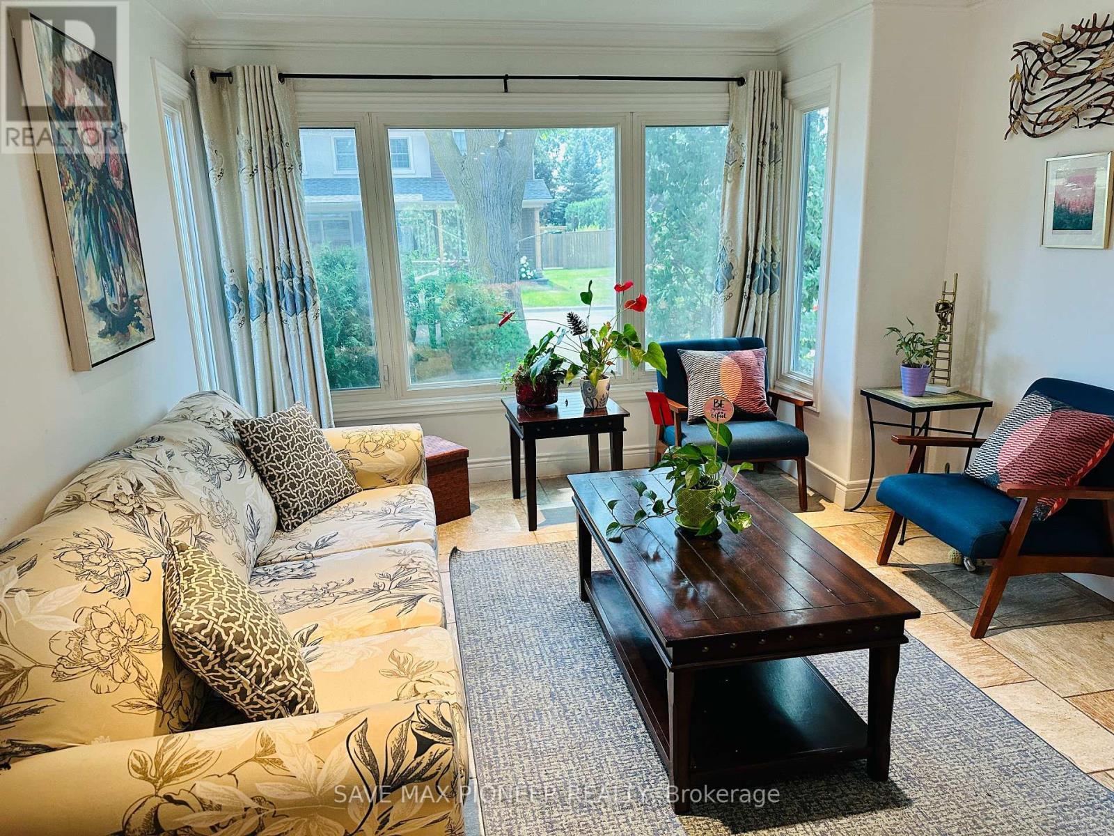 5 Parkview Boulevard, Halton Hills, ON - Indoor Photo Showing Living Room