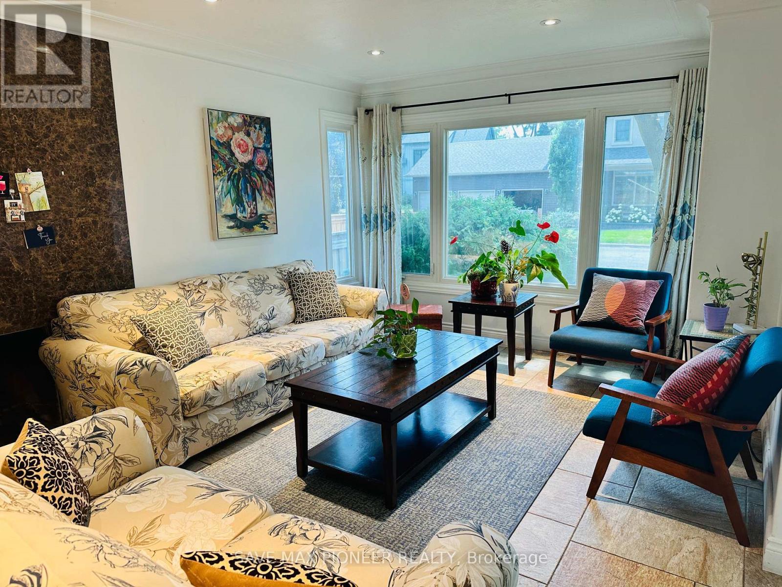 5 Parkview Boulevard, Halton Hills, ON - Indoor Photo Showing Living Room