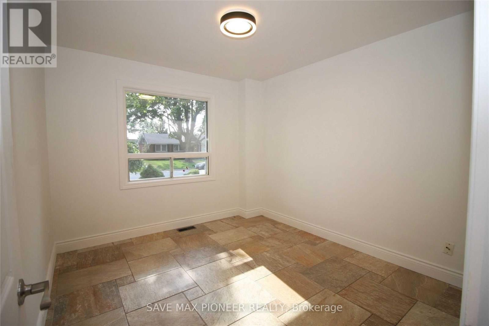 5 Parkview Boulevard, Halton Hills, ON - Indoor Photo Showing Other Room