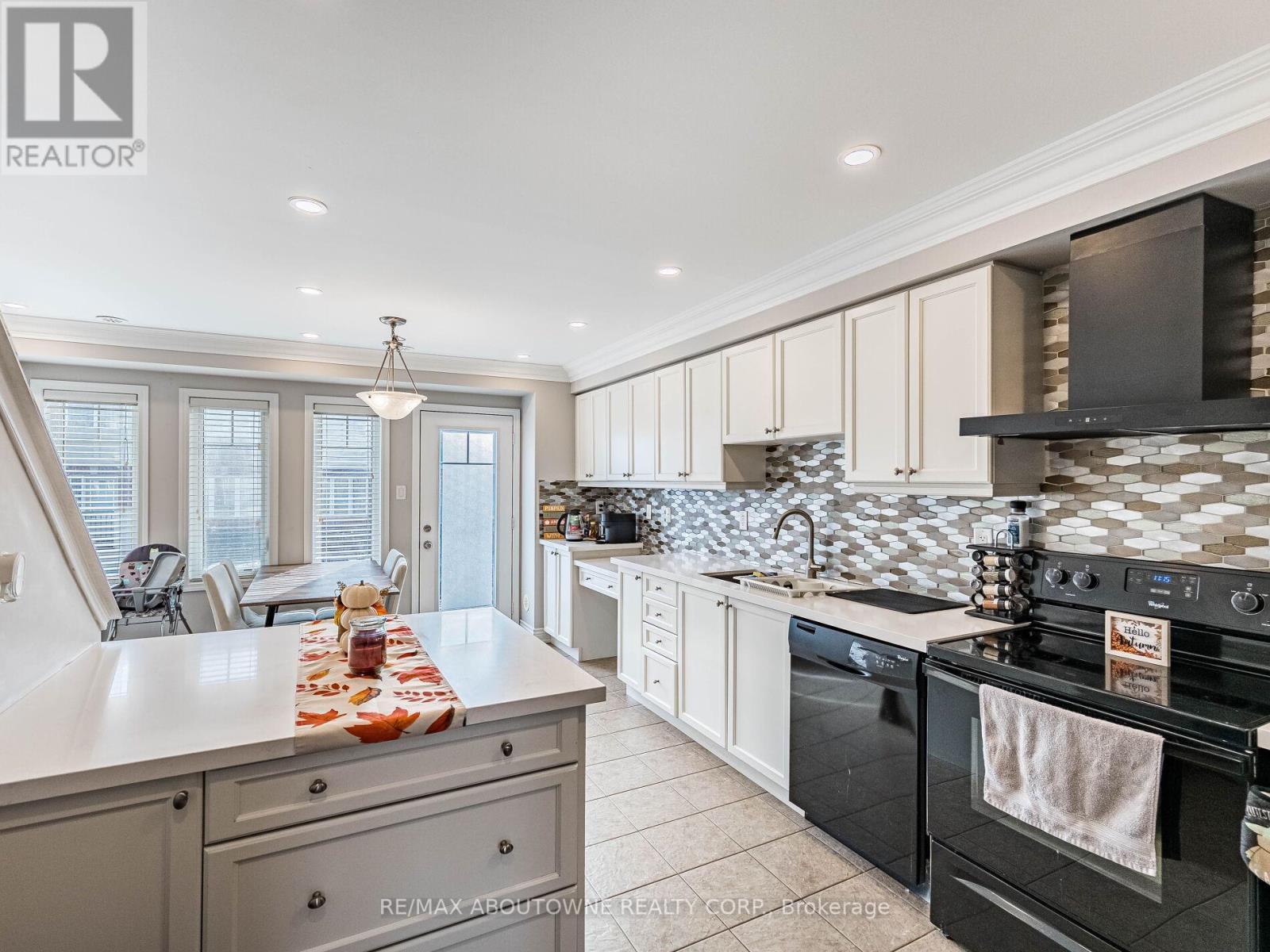 29 - 6020 Derry Road, Milton, ON - Indoor Photo Showing Kitchen With Upgraded Kitchen