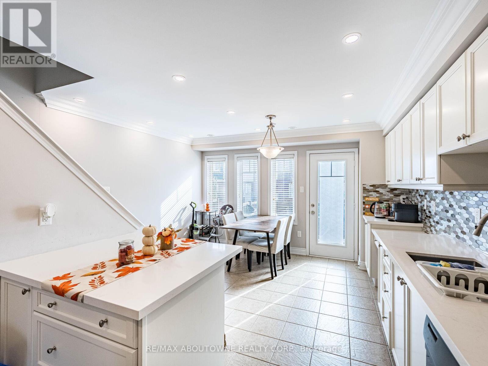 29 - 6020 Derry Road, Milton, ON - Indoor Photo Showing Kitchen With Double Sink