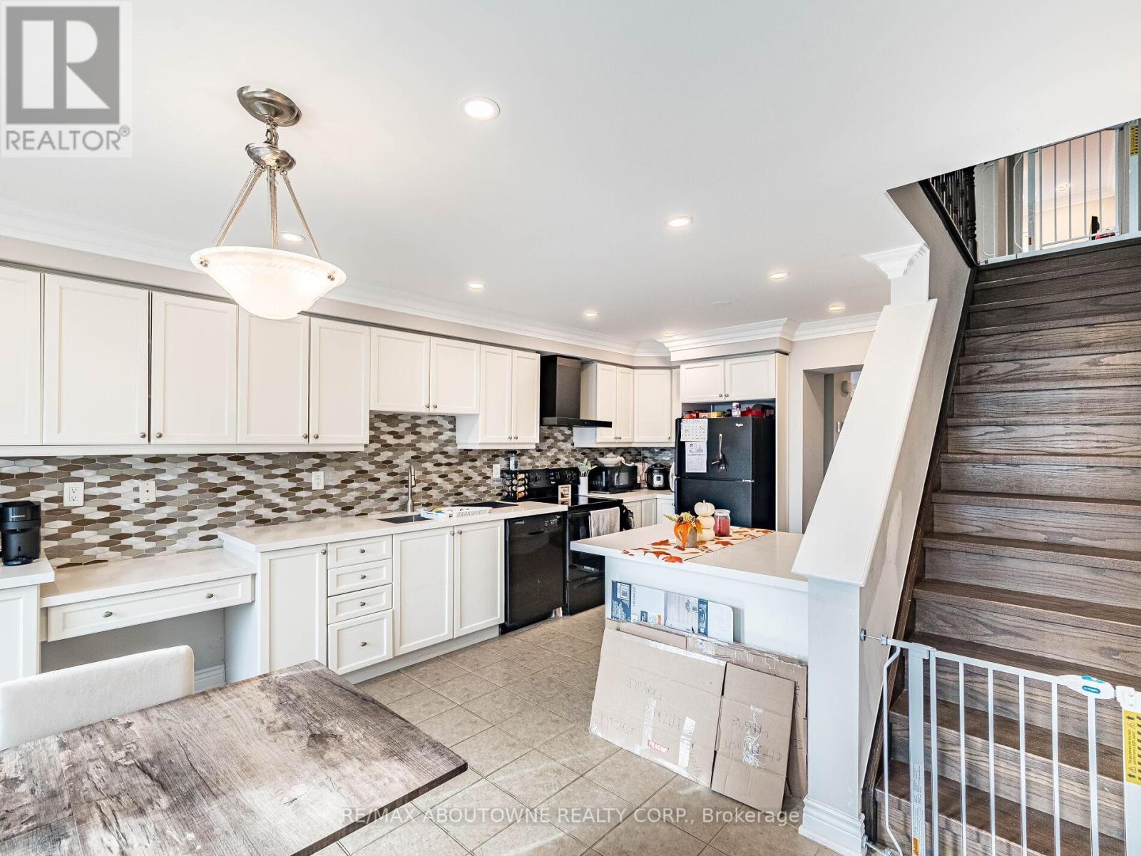 29 - 6020 Derry Road, Milton, ON - Indoor Photo Showing Kitchen With Upgraded Kitchen
