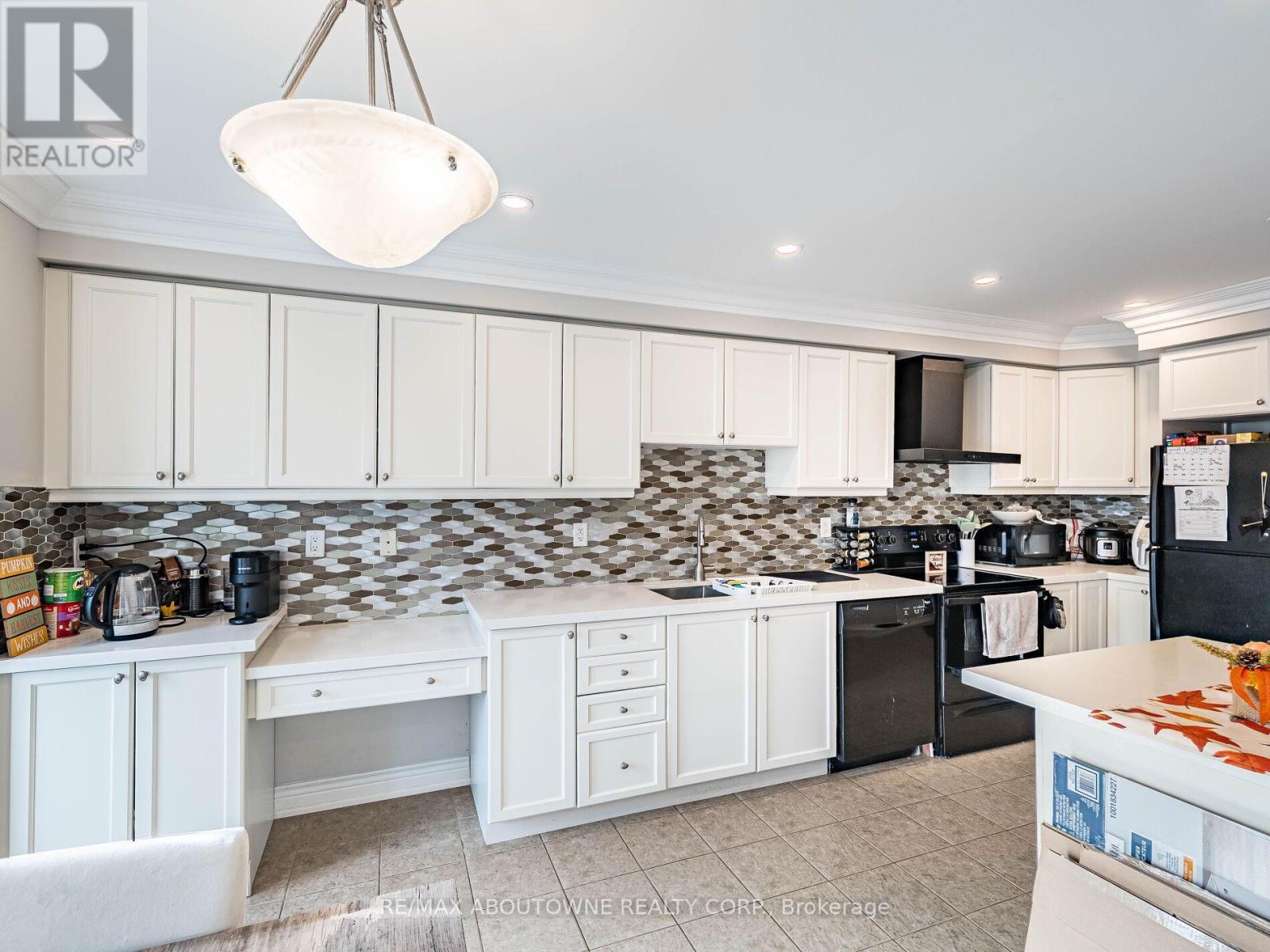 29 - 6020 Derry Road, Milton, ON - Indoor Photo Showing Kitchen With Double Sink With Upgraded Kitchen
