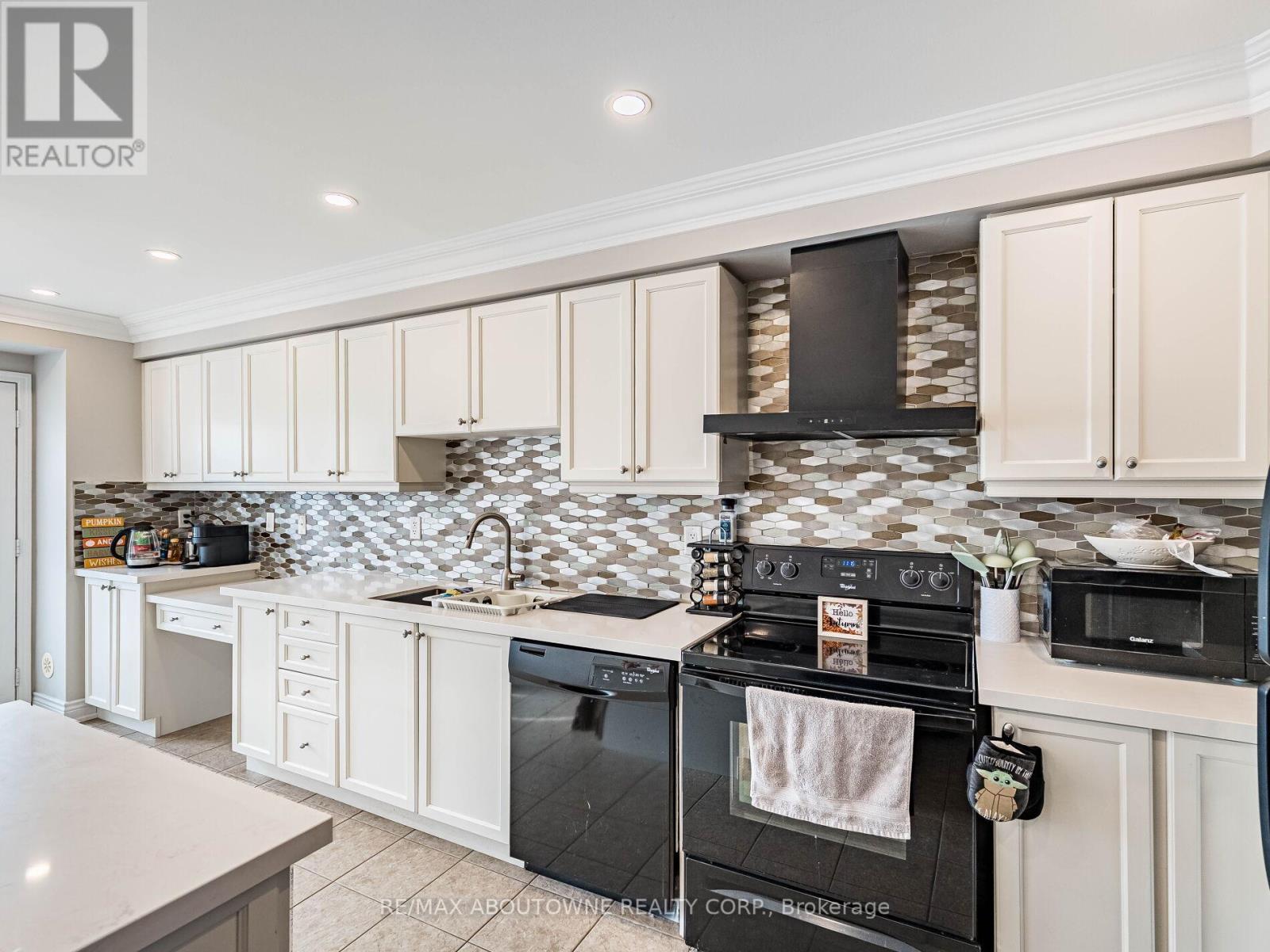 29 - 6020 Derry Road, Milton, ON - Indoor Photo Showing Kitchen With Upgraded Kitchen