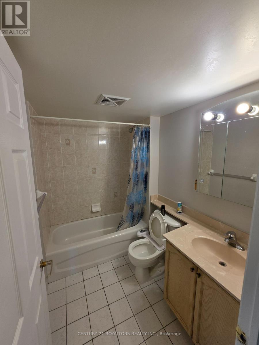 4889 Kimbermount Avenue, Mississauga, ON - Indoor Photo Showing Bathroom