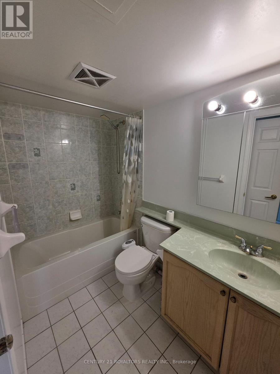 4889 Kimbermount Avenue, Mississauga, ON - Indoor Photo Showing Bathroom