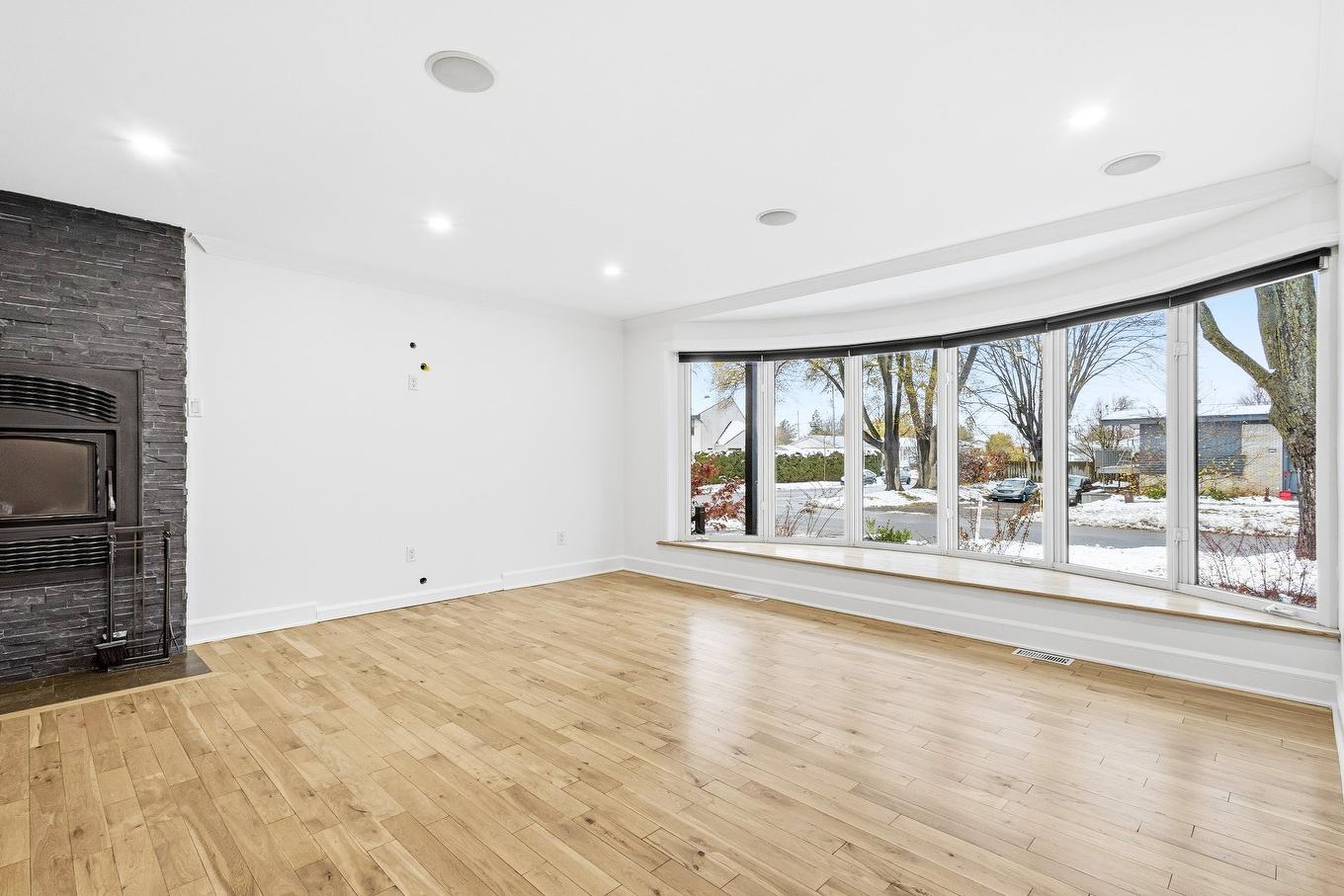 Salon - 3128 Rue Girouard, Laval (Fabreville), QC - Indoor With Fireplace