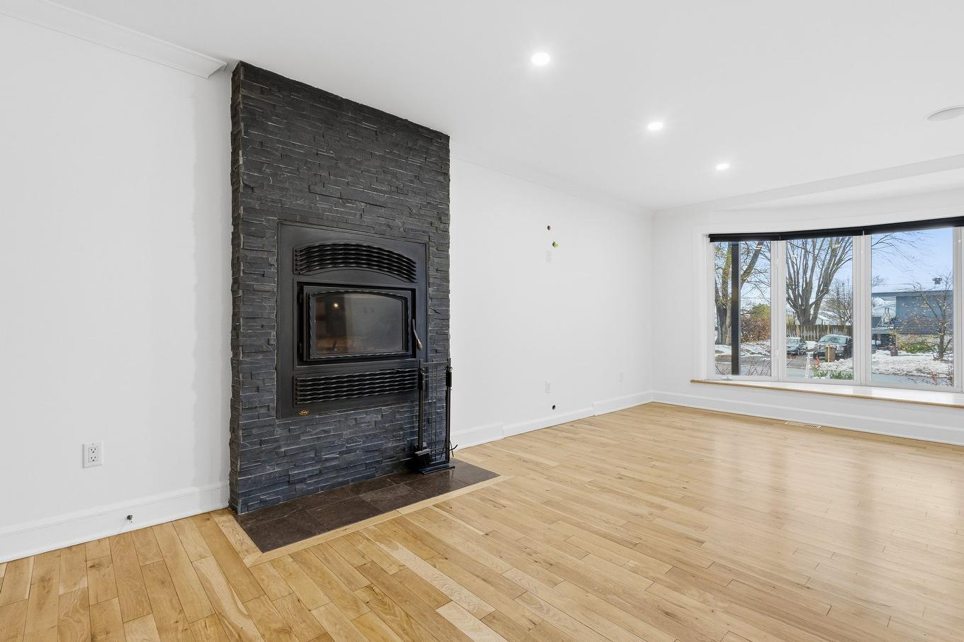 Salon - 3128 Rue Girouard, Laval (Fabreville), QC - Indoor Photo Showing Living Room With Fireplace
