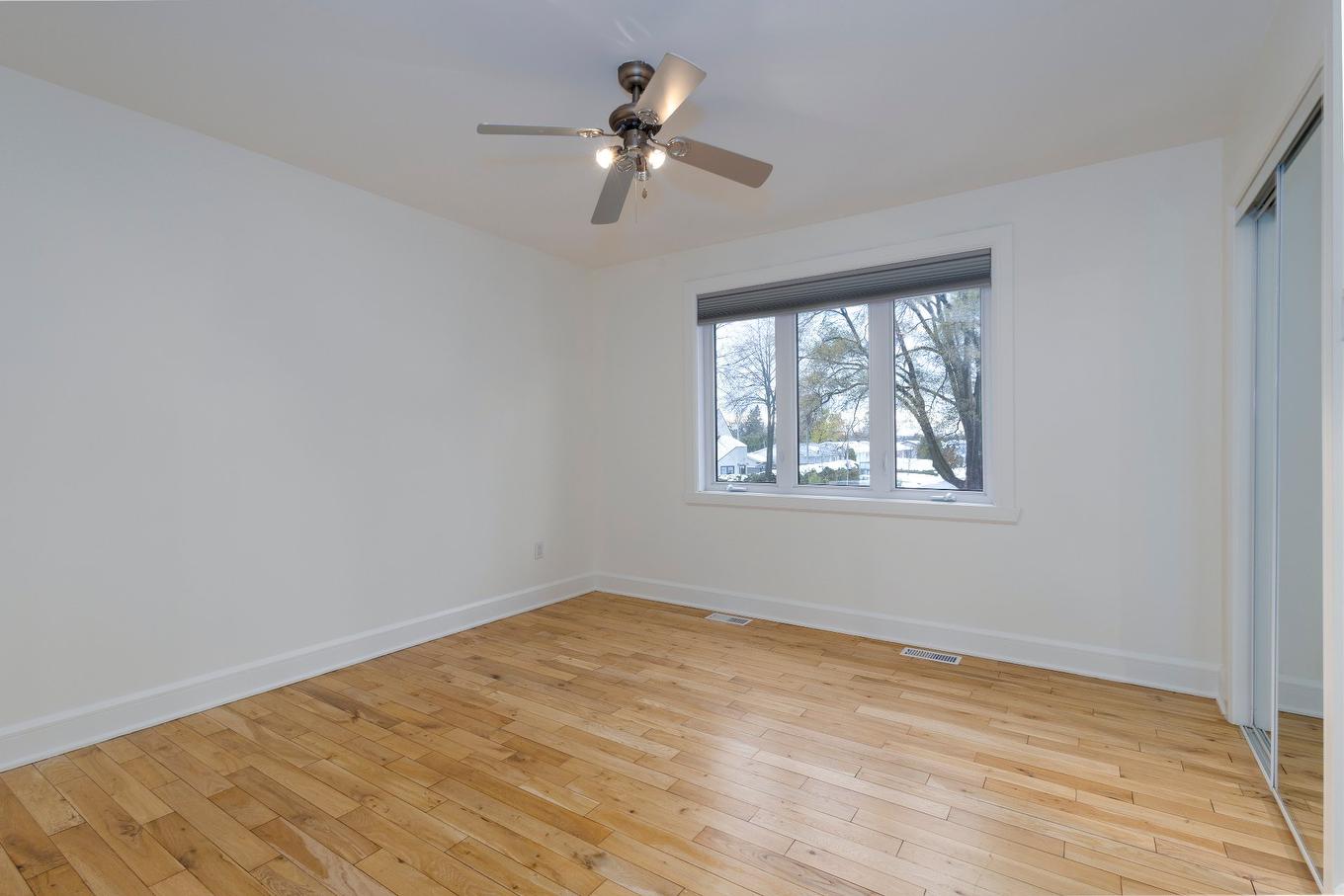 Chambre à coucher - 3128 Rue Girouard, Laval (Fabreville), QC - Indoor Photo Showing Other Room