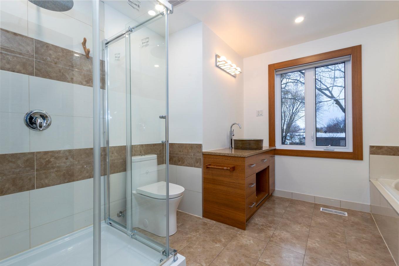 Salle de bains - 3128 Rue Girouard, Laval (Fabreville), QC - Indoor Photo Showing Bathroom