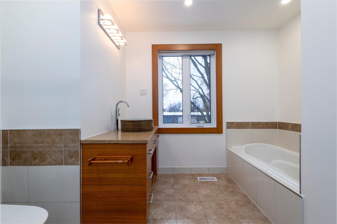 Salle de bains - 3128 Rue Girouard, Laval (Fabreville), QC - Indoor Photo Showing Bathroom