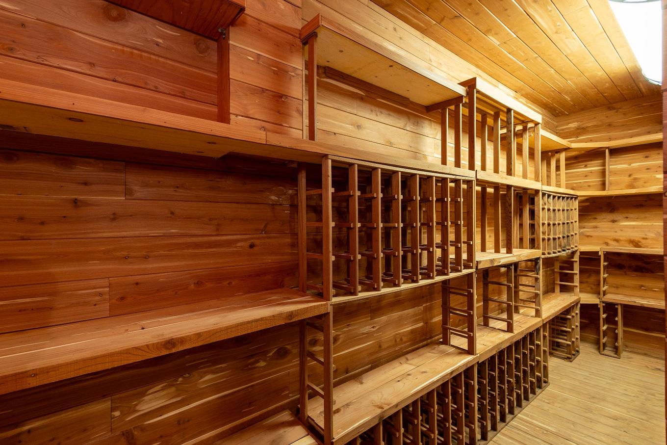 Cave à vin - 3128 Rue Girouard, Laval (Fabreville), QC - Indoor