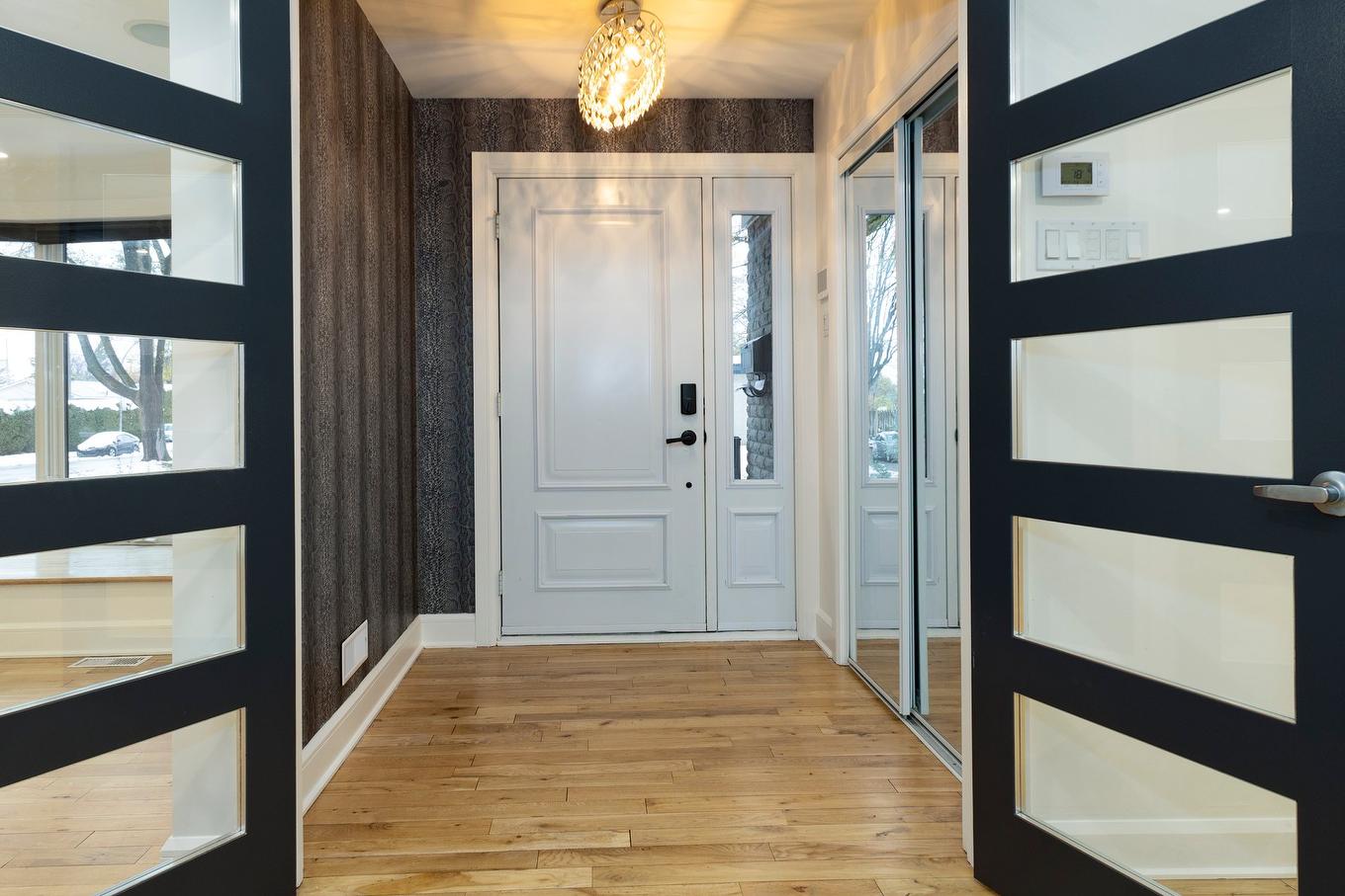 Hall d'entrée/Vestibule - 3128 Rue Girouard, Laval (Fabreville), QC - Indoor Photo Showing Other Room