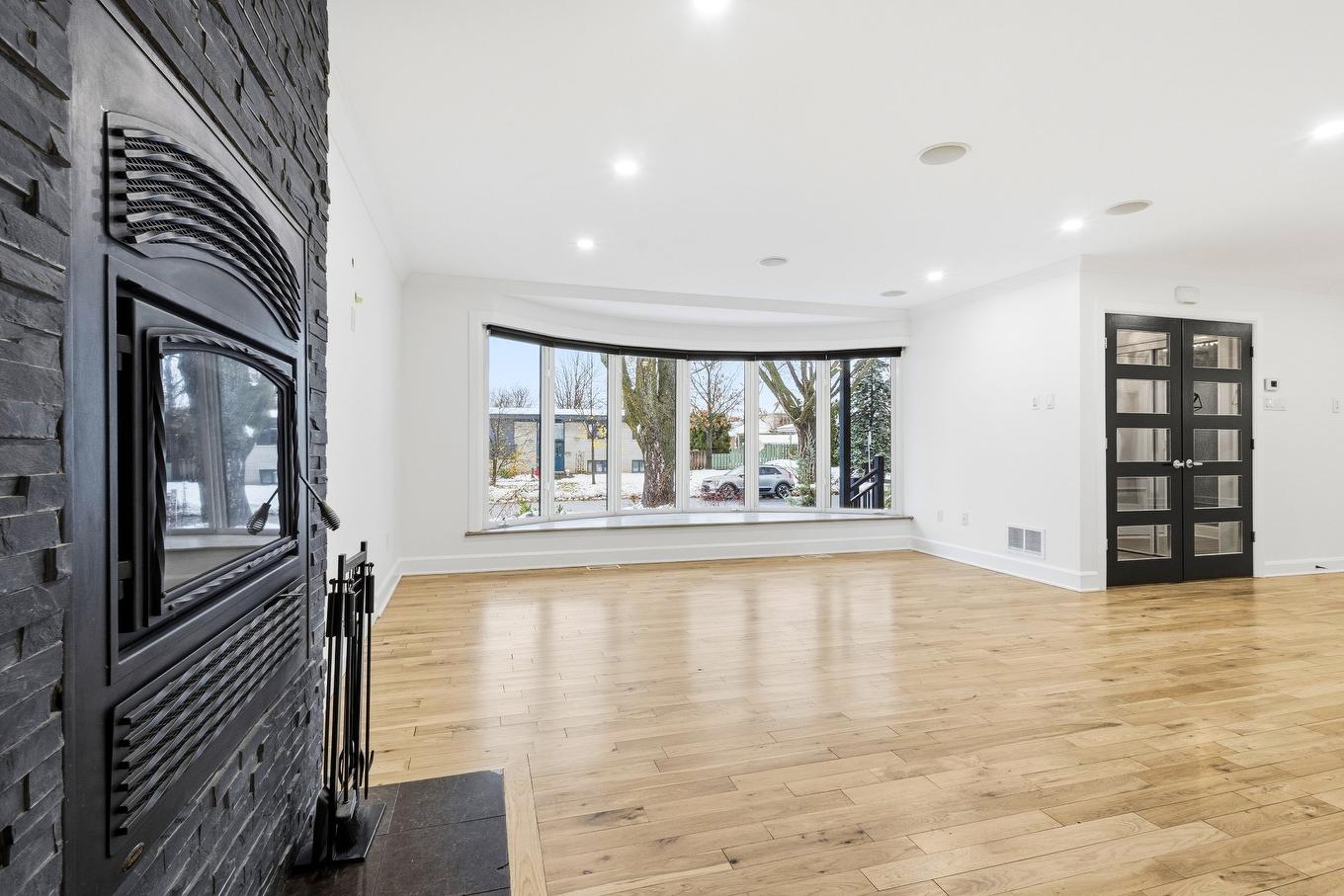 Salon - 3128 Rue Girouard, Laval (Fabreville), QC - Indoor