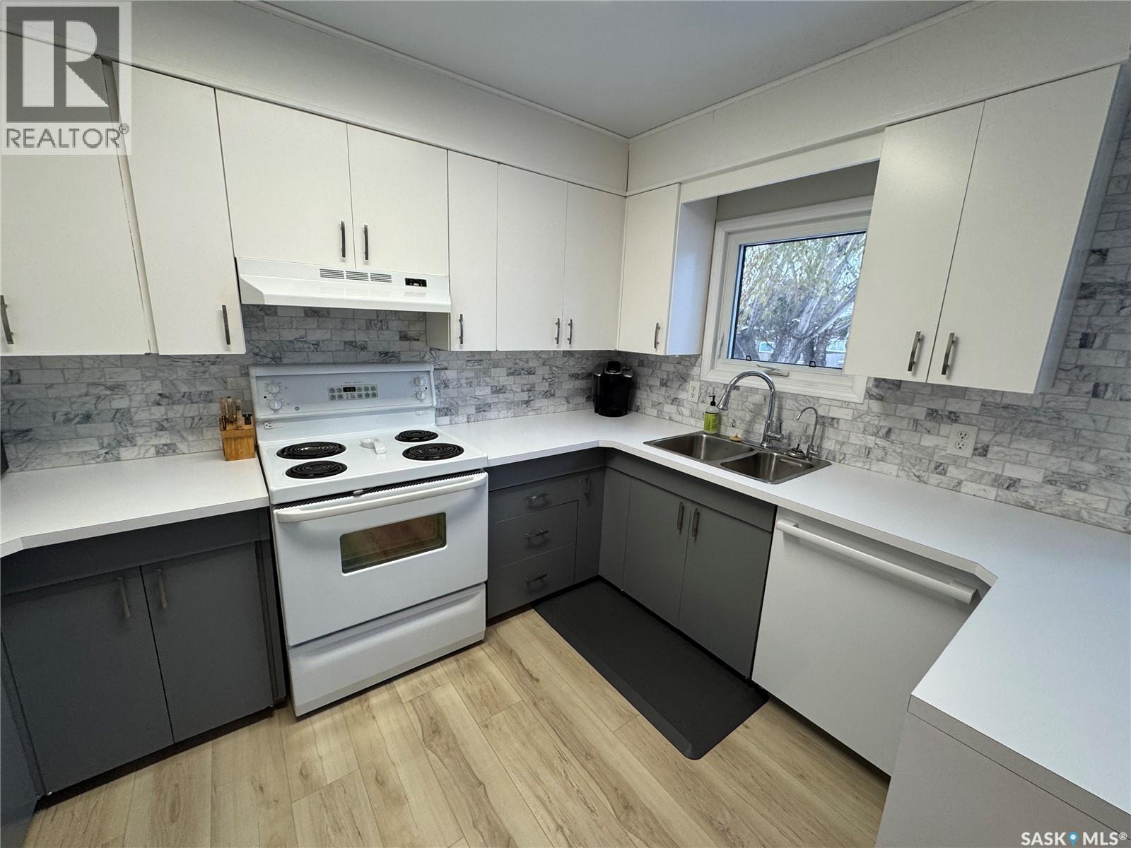 501 7Th Avenue W, Biggar, SK - Indoor Photo Showing Kitchen With Double Sink