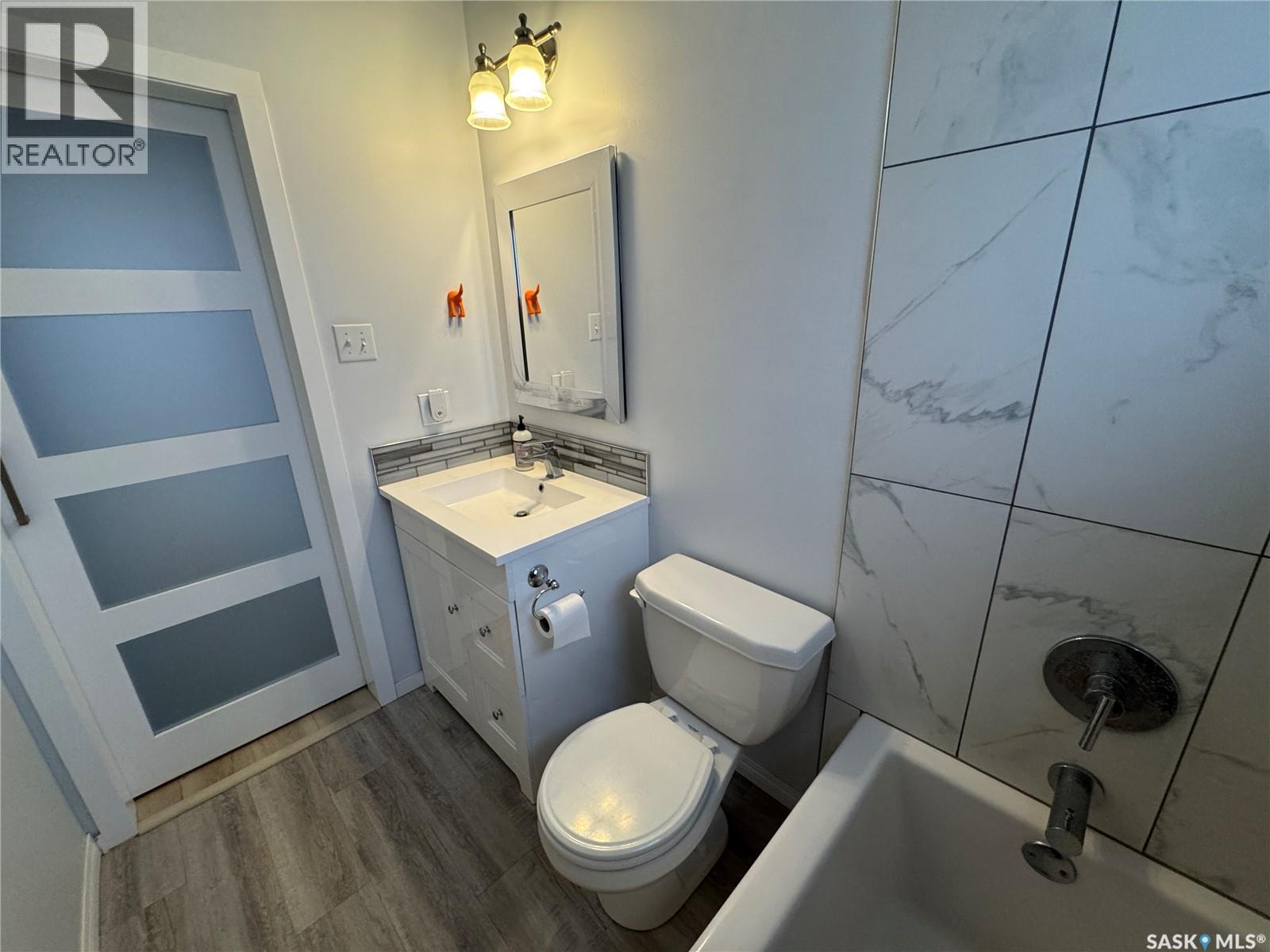 501 7Th Avenue W, Biggar, SK - Indoor Photo Showing Bathroom