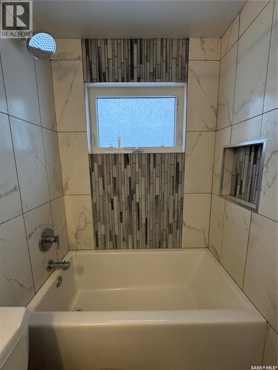 501 7Th Avenue W, Biggar, SK - Indoor Photo Showing Bathroom