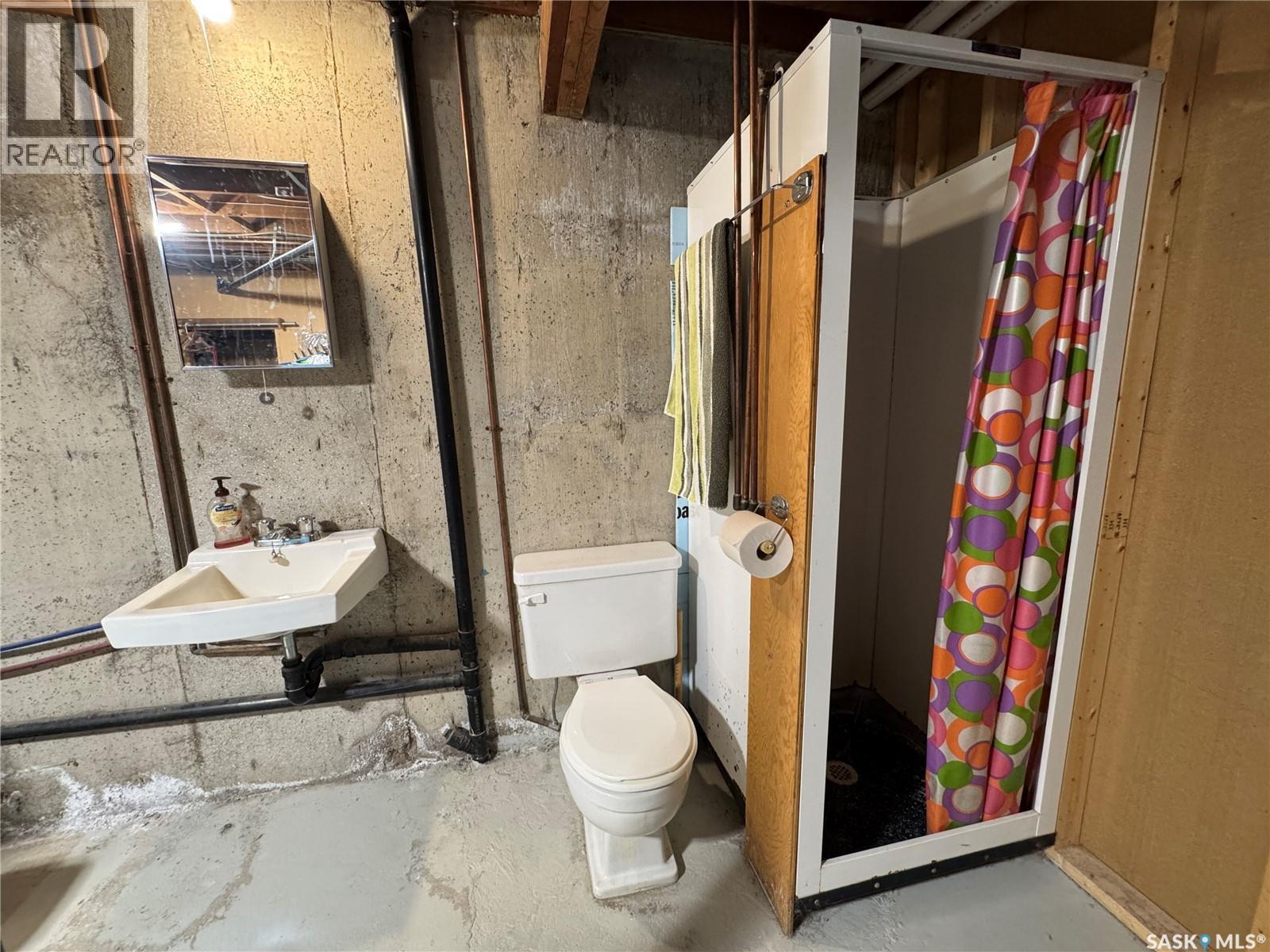 501 7Th Avenue W, Biggar, SK - Indoor Photo Showing Bathroom