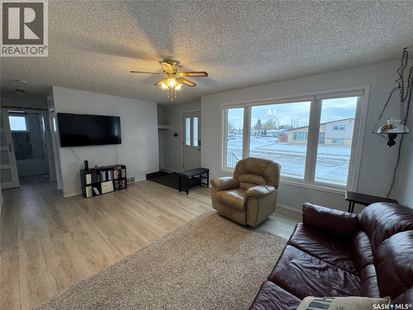 501 7Th Avenue W, Biggar, SK - Indoor Photo Showing Living Room