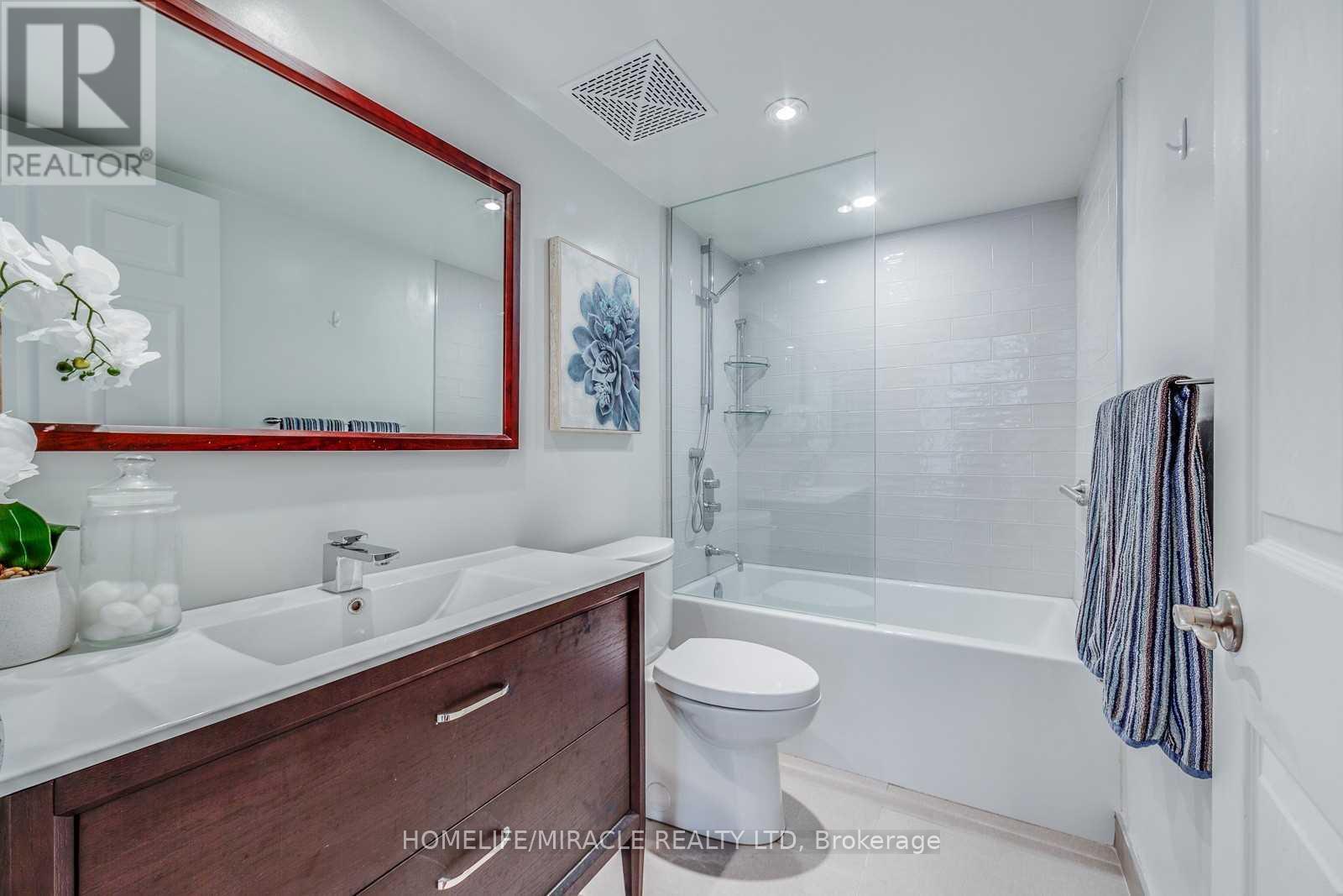 Ph09 - 270 Wellington Street W, Toronto, ON - Indoor Photo Showing Bathroom