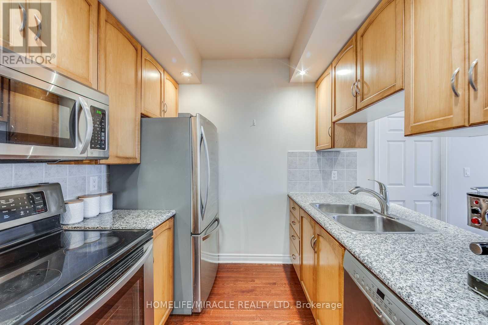 Ph09 - 270 Wellington Street W, Toronto, ON - Indoor Photo Showing Kitchen With Double Sink With Upgraded Kitchen