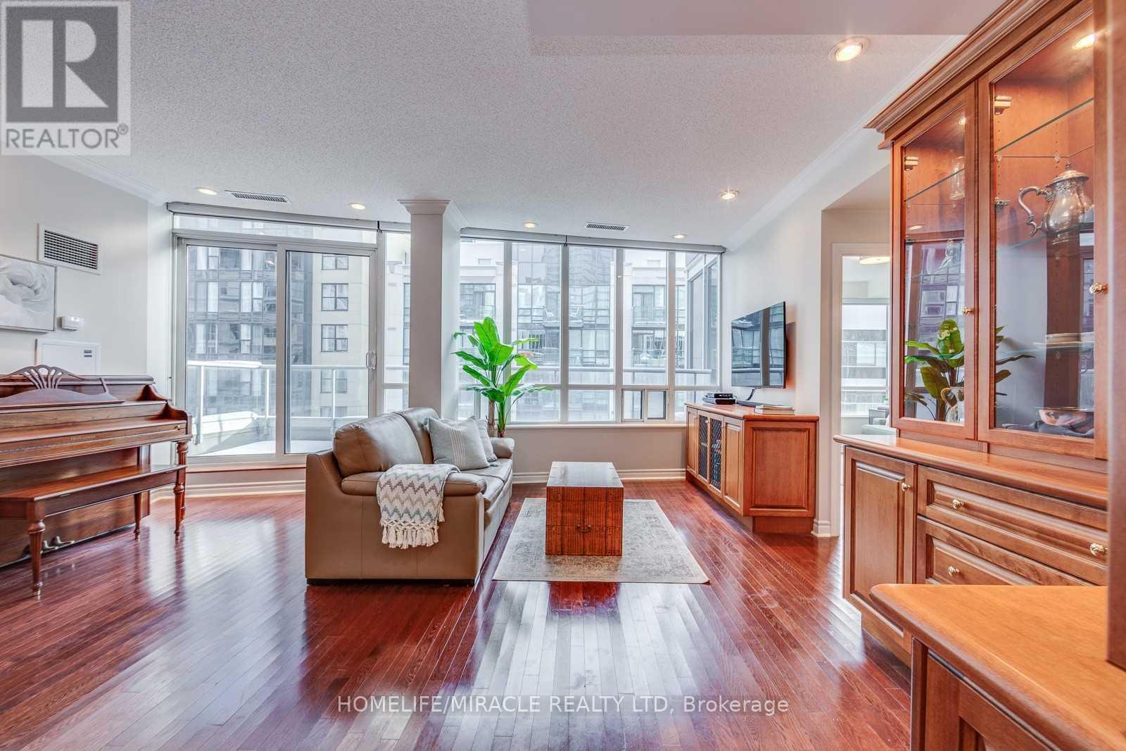 Ph09 - 270 Wellington Street W, Toronto, ON - Indoor Photo Showing Living Room