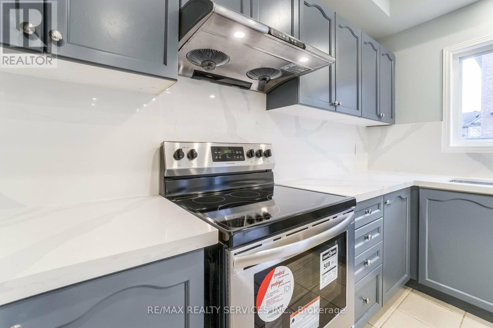 Upper - 15 Masters Green Crescent, Brampton, ON - Indoor Photo Showing Kitchen