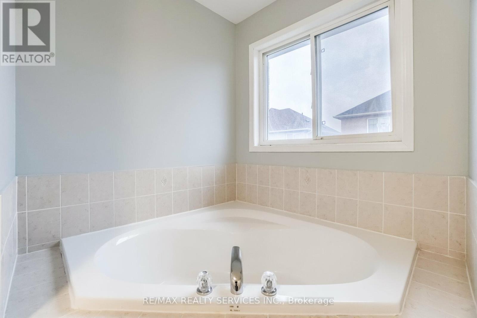 Upper - 15 Masters Green Crescent, Brampton, ON - Indoor Photo Showing Bathroom