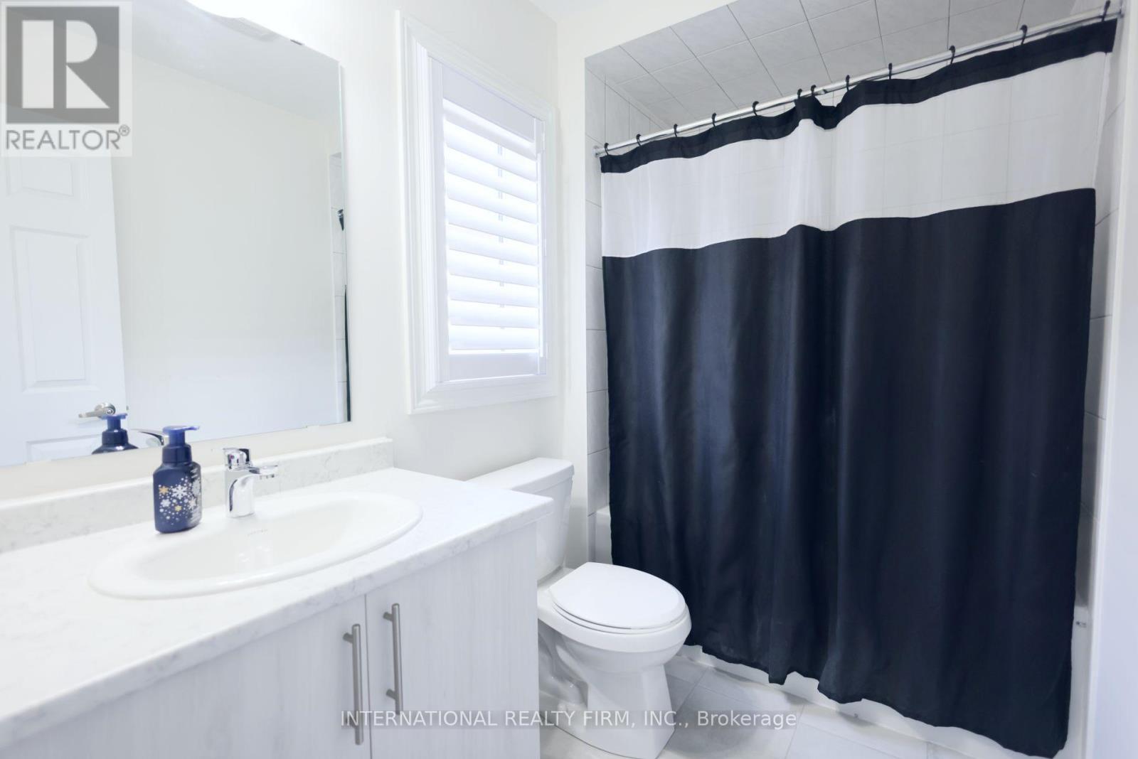 327 Northglen Blvd Boulevard, Clarington, ON - Indoor Photo Showing Bathroom