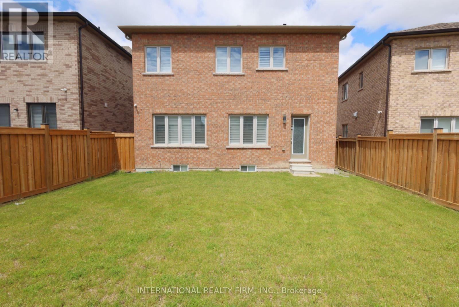 327 Northglen Blvd Boulevard, Clarington, ON - Outdoor With Exterior