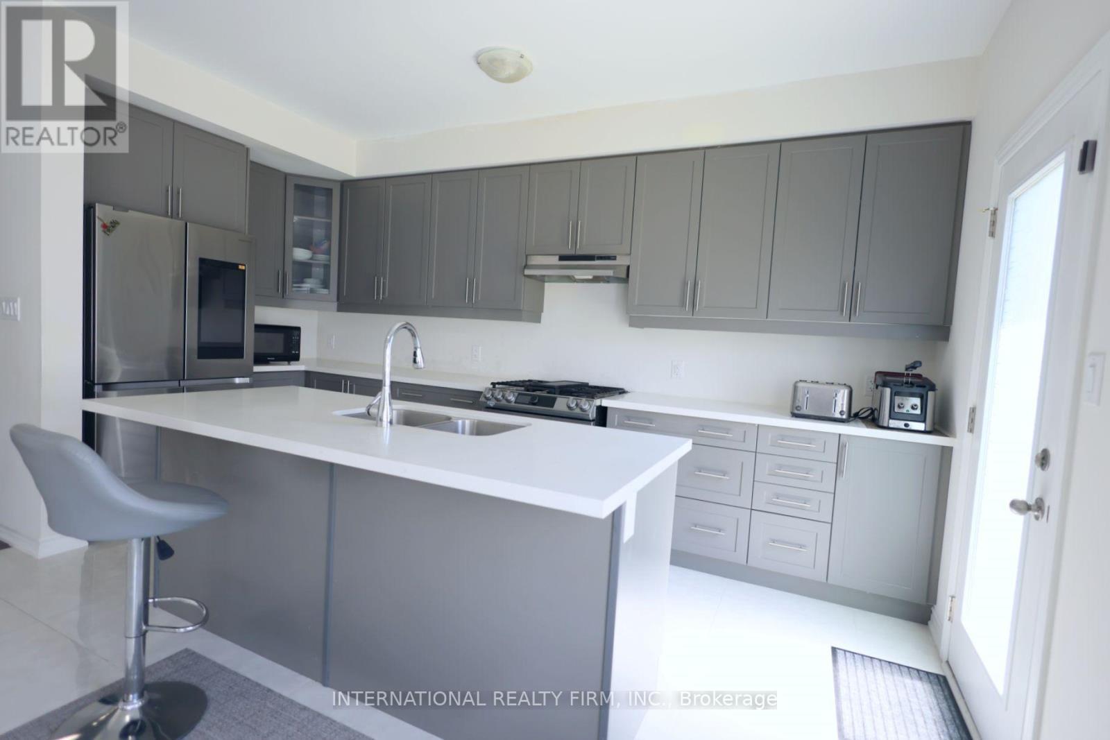 327 Northglen Blvd Boulevard, Clarington, ON - Indoor Photo Showing Kitchen
