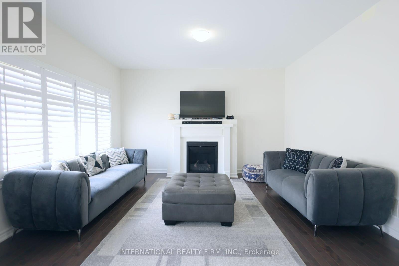 327 Northglen Blvd Boulevard, Clarington, ON - Indoor Photo Showing Living Room With Fireplace