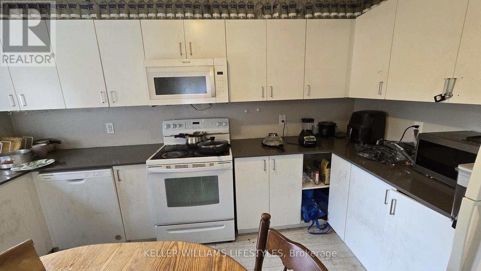 1301 Michael Circle, London East (East D), ON - Indoor Photo Showing Kitchen