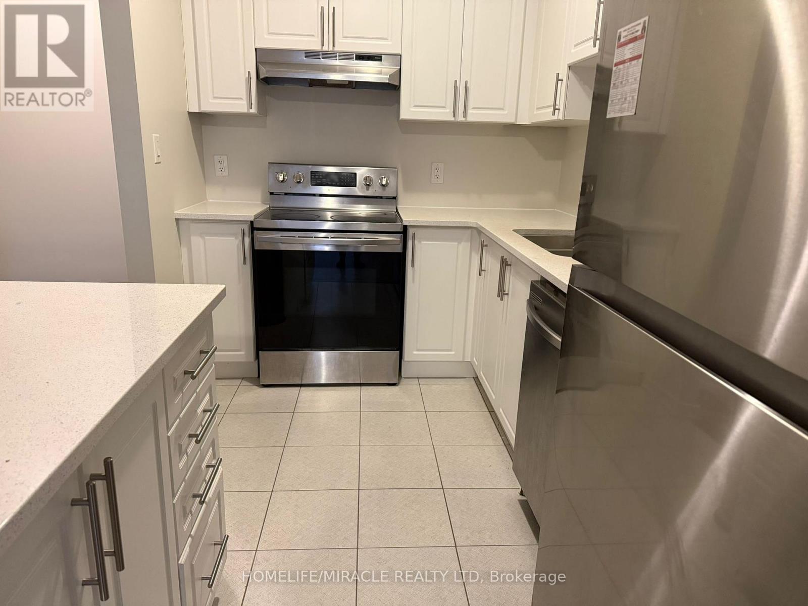 132 - 590 N Service Road, Hamilton, ON - Indoor Photo Showing Kitchen