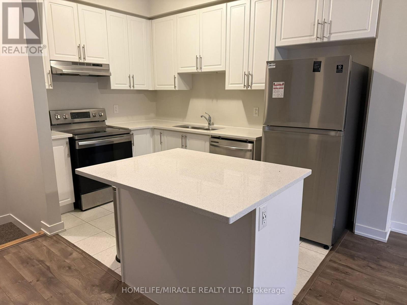 132 - 590 N Service Road, Hamilton, ON - Indoor Photo Showing Kitchen With Double Sink