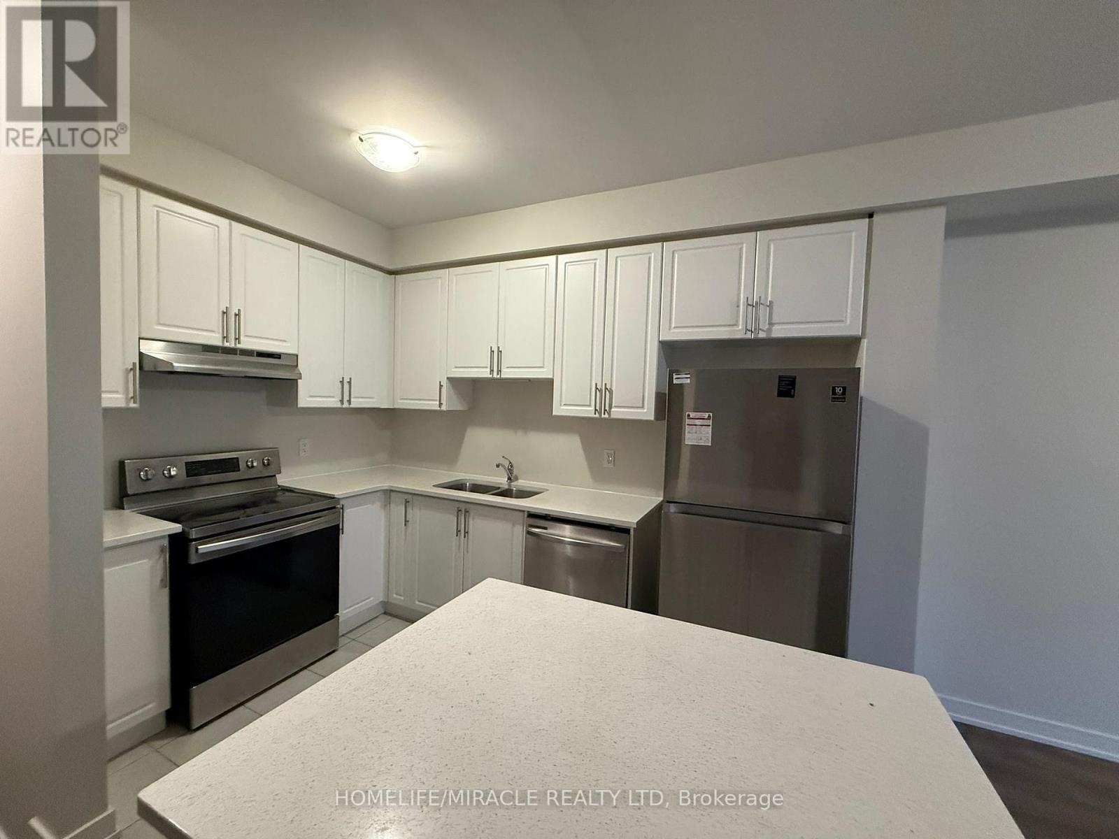132 - 590 N Service Road, Hamilton, ON - Indoor Photo Showing Kitchen With Double Sink