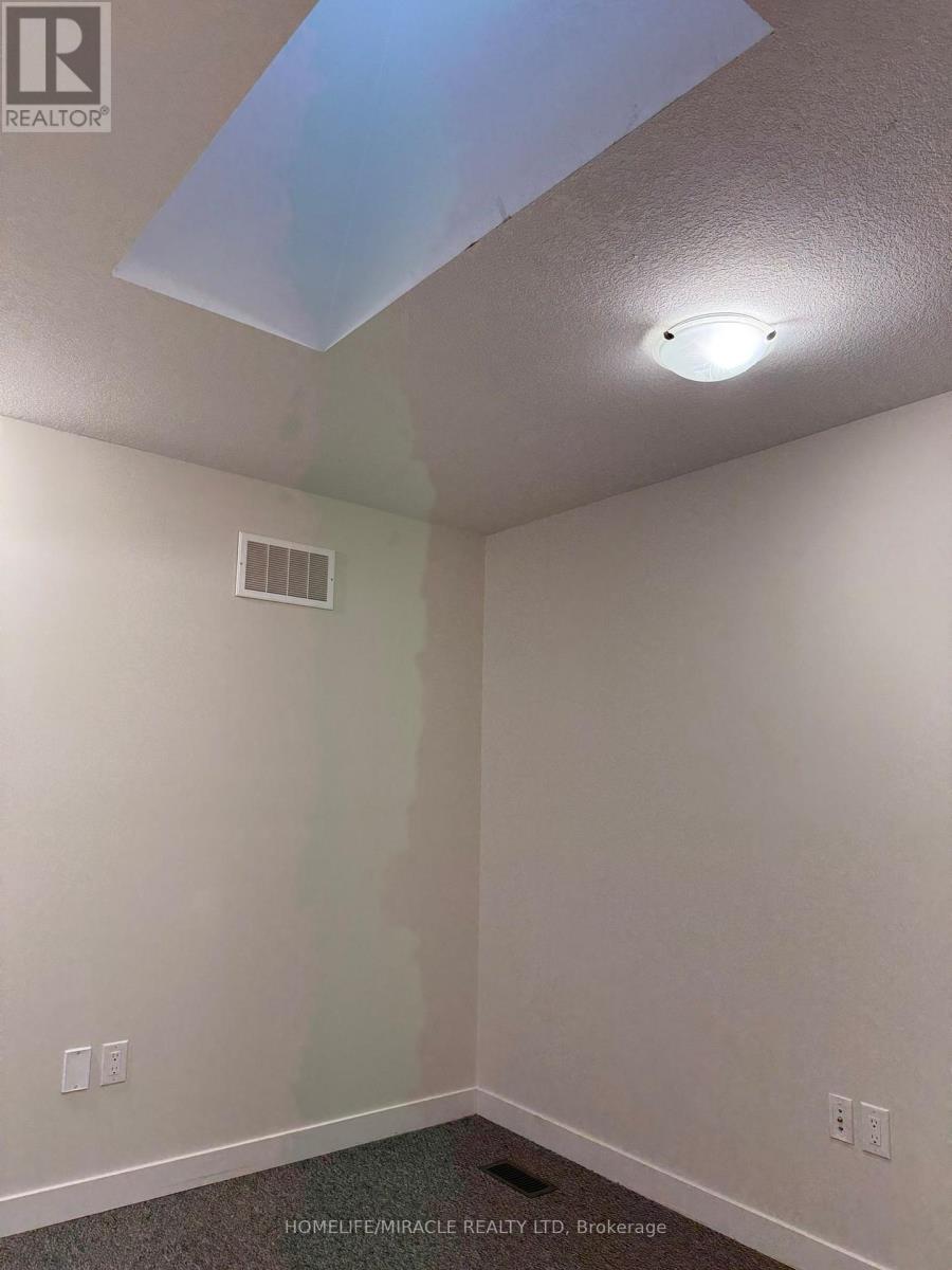 132 - 590 N Service Road, Hamilton, ON - Indoor Photo Showing Other Room