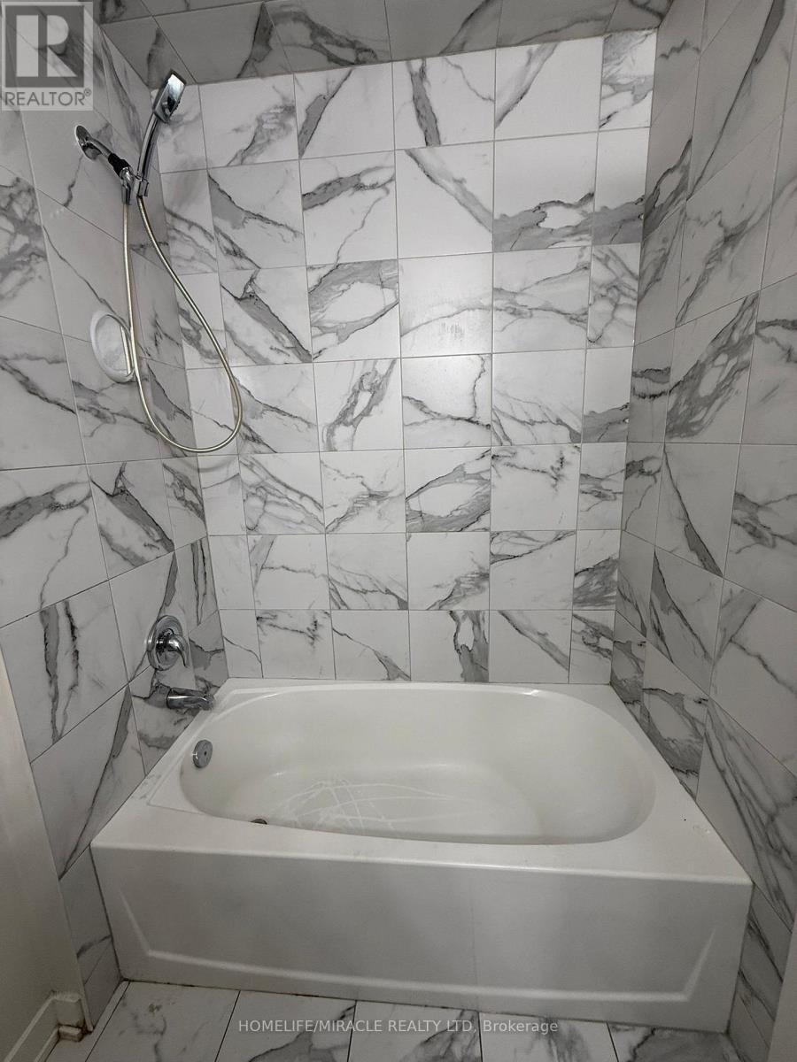 132 - 590 N Service Road, Hamilton, ON - Indoor Photo Showing Bathroom