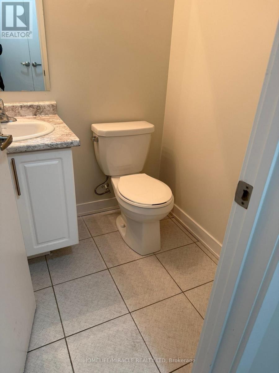 132 - 590 N Service Road, Hamilton, ON - Indoor Photo Showing Bathroom