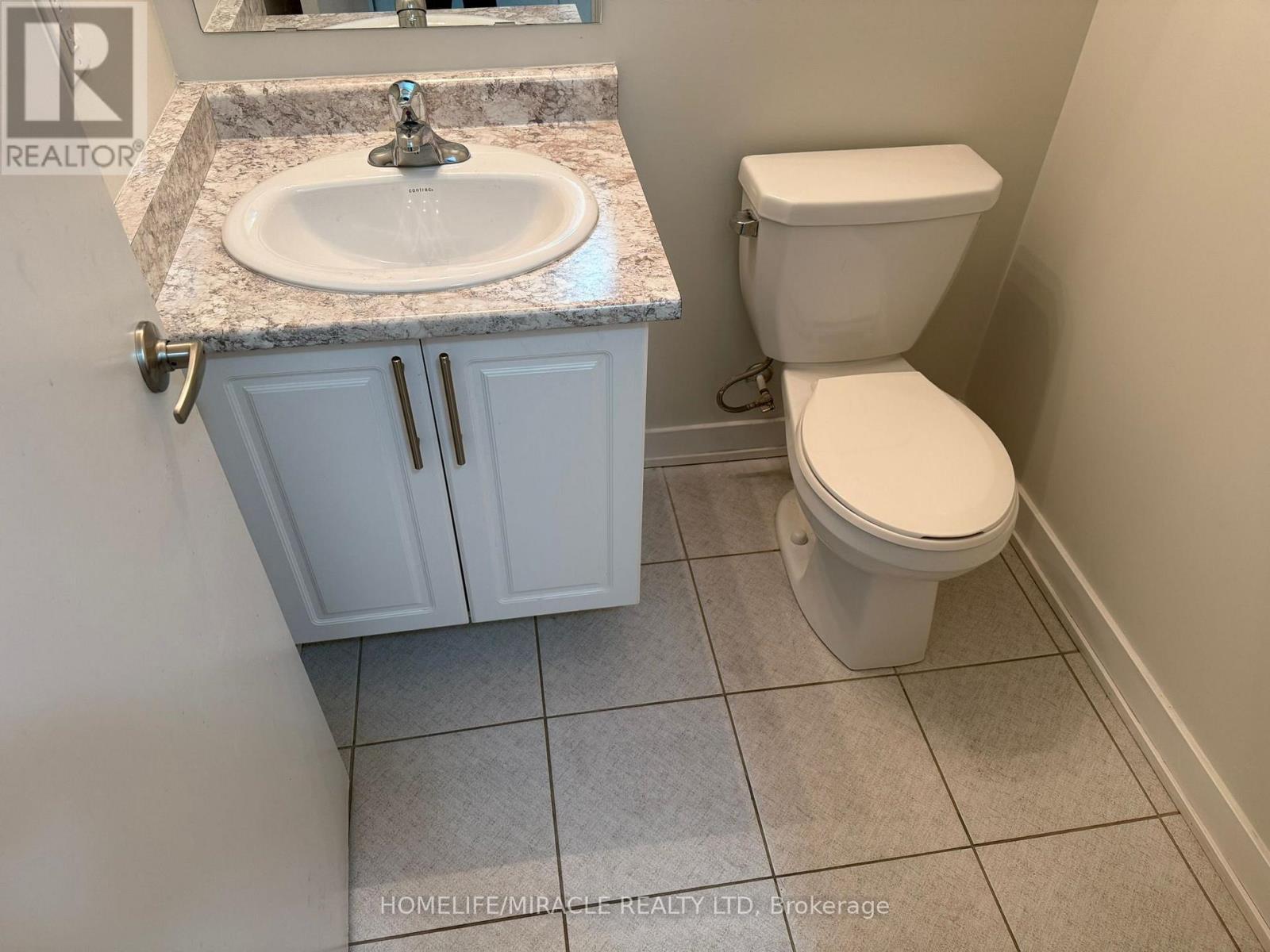 132 - 590 N Service Road, Hamilton, ON - Indoor Photo Showing Bathroom