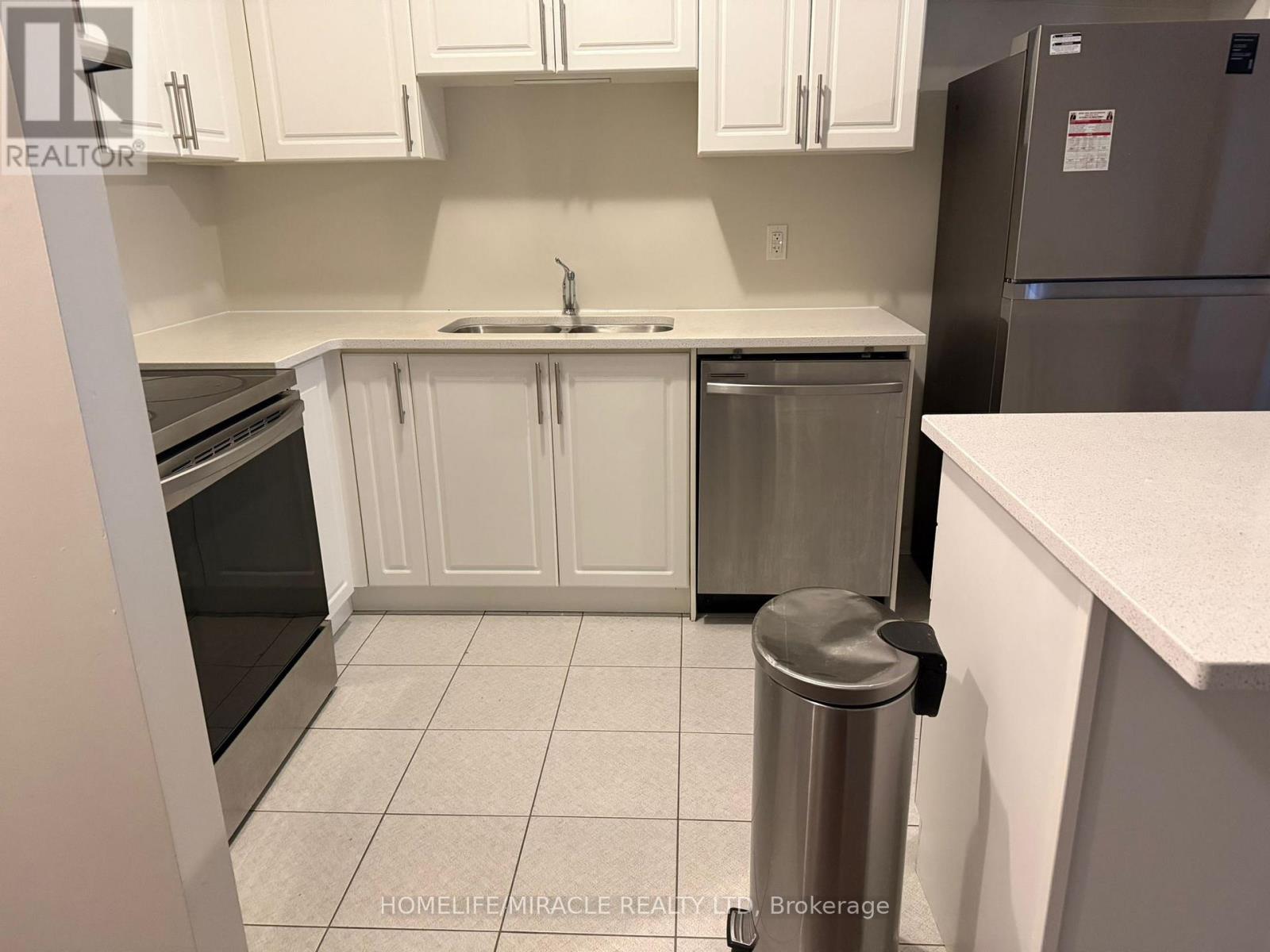 132 - 590 N Service Road, Hamilton, ON - Indoor Photo Showing Kitchen With Double Sink