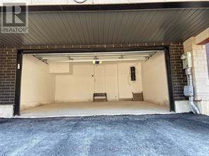 2485 Badger Crescent, Oakville, ON - Photo Showing Garage