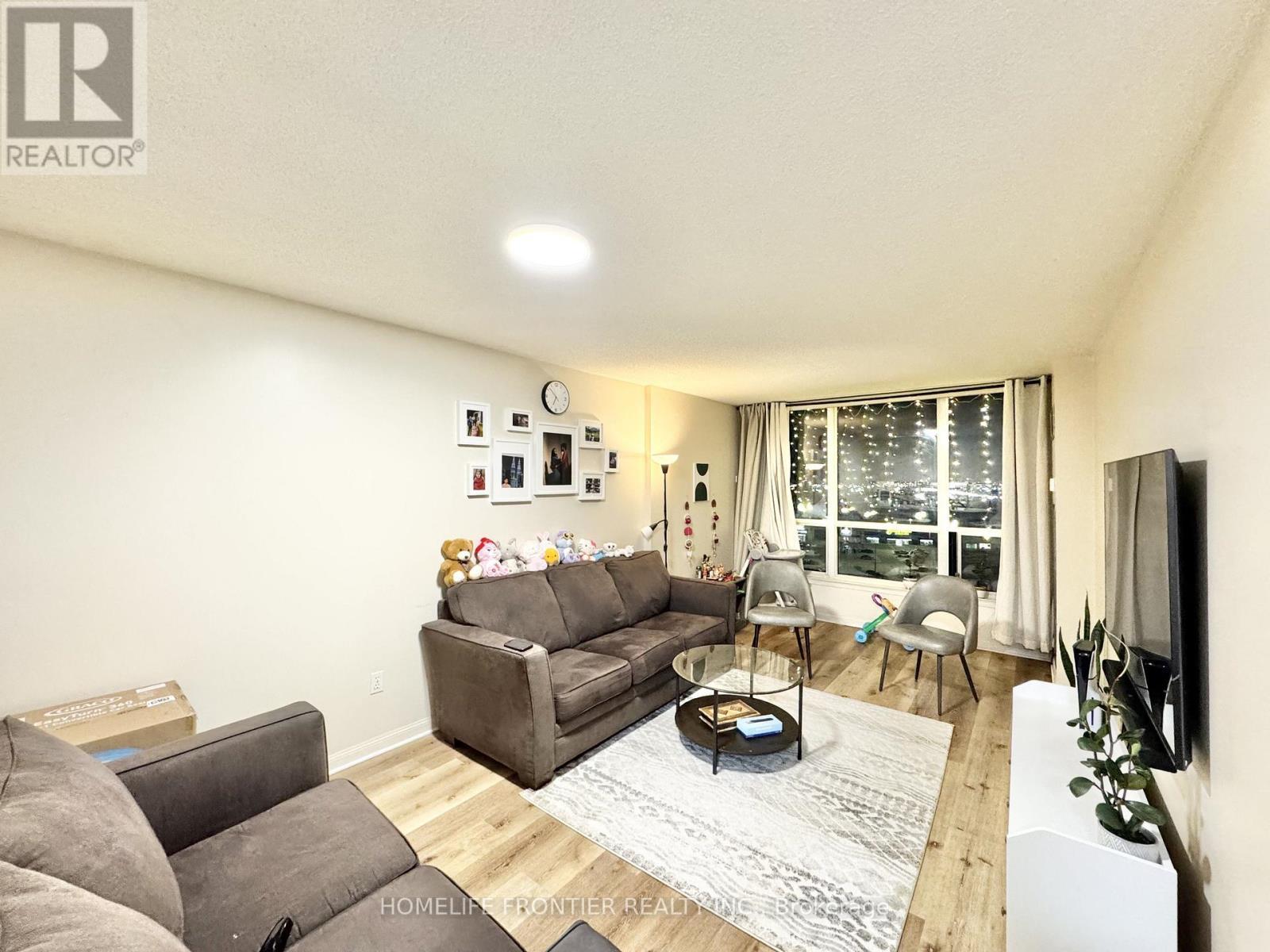 909 - 12 Laurelcrest Street, Brampton, ON - Indoor Photo Showing Living Room