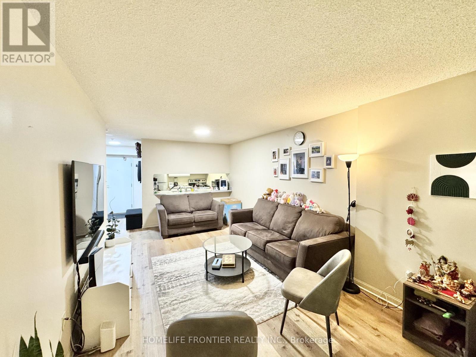 909 - 12 Laurelcrest Street, Brampton, ON - Indoor Photo Showing Living Room