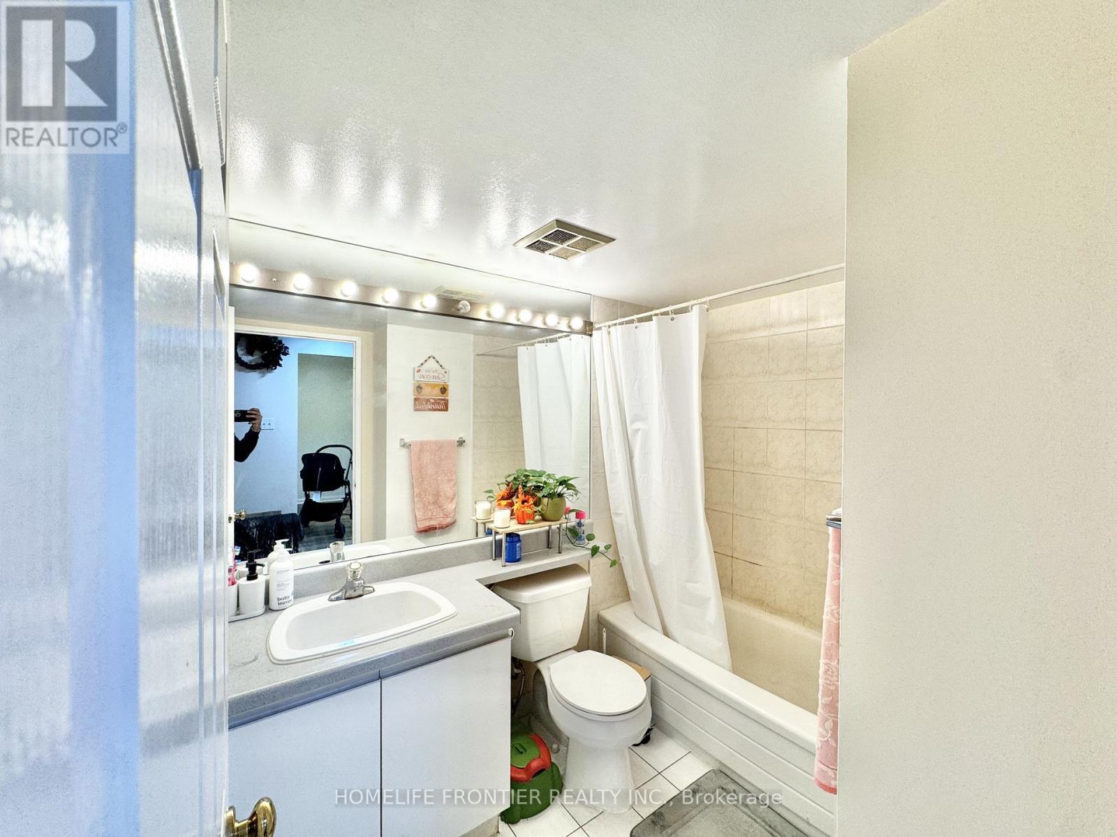 909 - 12 Laurelcrest Street, Brampton, ON - Indoor Photo Showing Bathroom